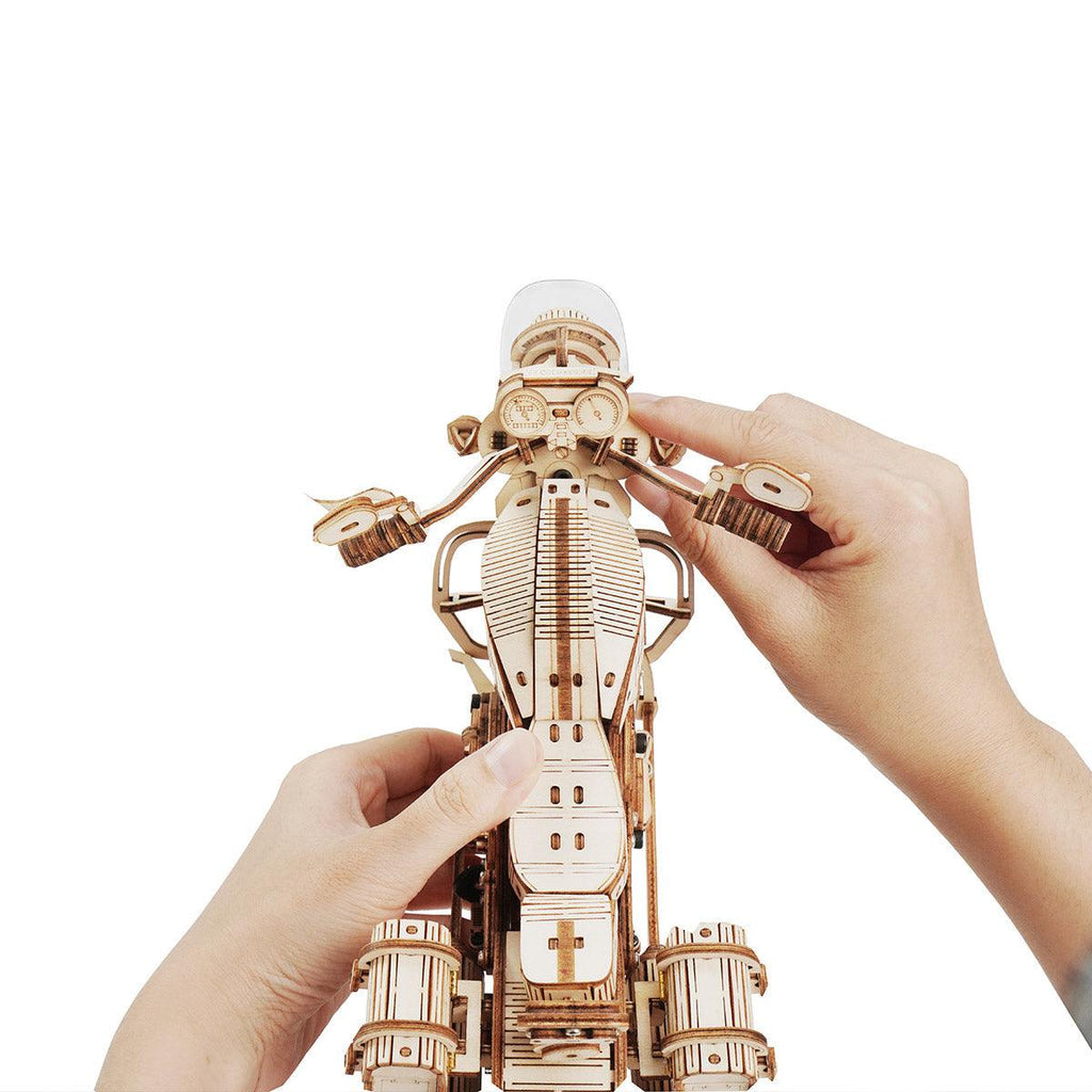 Assembling the wooden cruiser frame piece by piece with no glue needed, a mechanical model puzzle for hobbyists at home